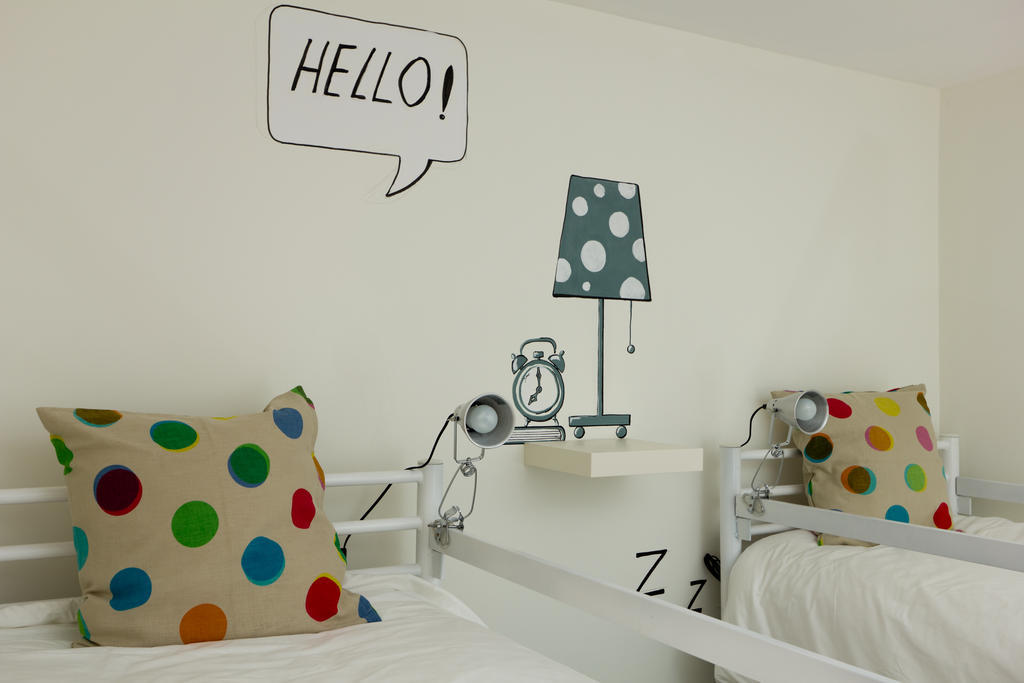 Turismo Do Seculo Hotel Estoril Bilik gambar The alarm clock and the lamp are both objects.